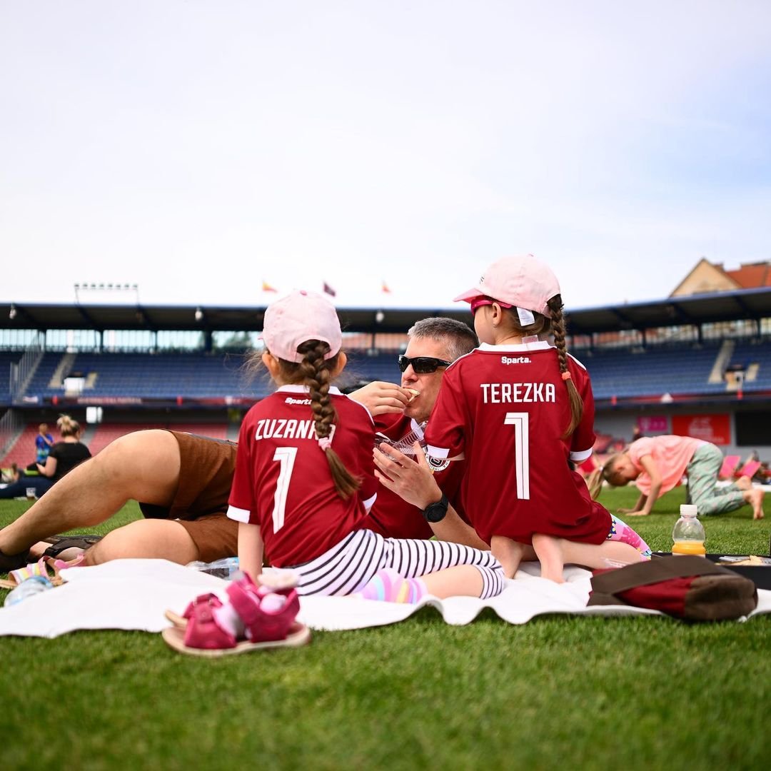 Piknik fanoušků ze Sparta Clubu na Letné, právě teď! ??? #acsparta